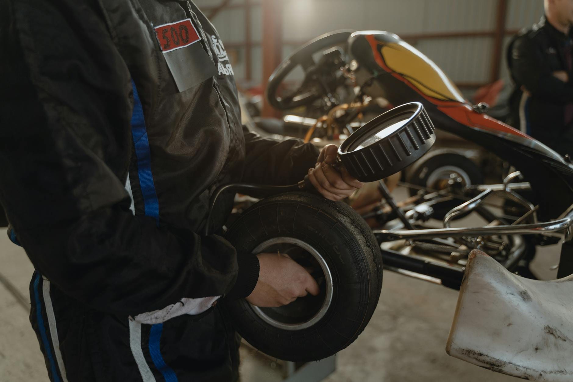 Mechanik pracujący przy oponie gokarta w warsztacie samochodowym