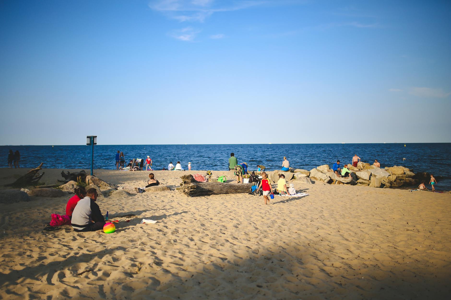 Rodziny z dziećmi bawiące się na piaszczystej plaży nad Bałtykiem